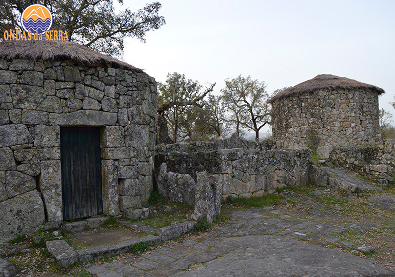 Réplicas das antigas casas redondas na Citânia de Briteiros
