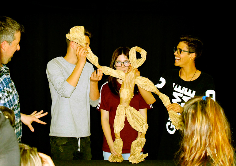 Marionetas de papel no Turno da Noite