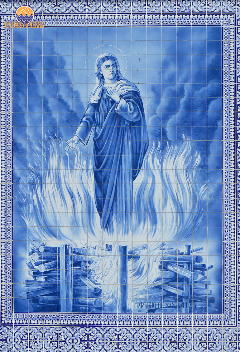 Painel de azulejos, Martírio de Santa Luzia, na parede exterior da Capela de Santa Luzia - Cucujães