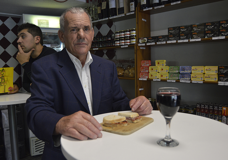 Casa Alentejana de Ovar - Produtos Regionais do Alentejo - Cliente no interior da loja