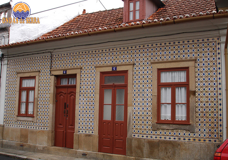 Ovar cidade museu do azulejo, fachada de casa com azulejos antigos
