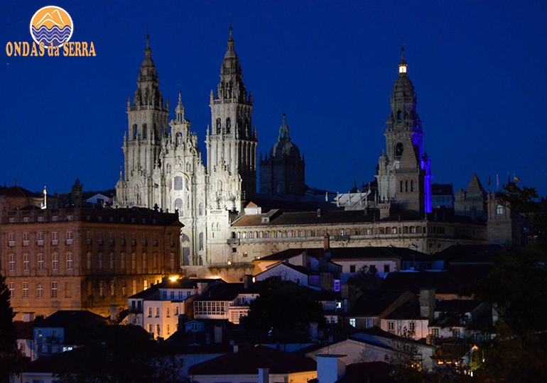 Catedral de Santigo de Compostela iluminada durante a noite