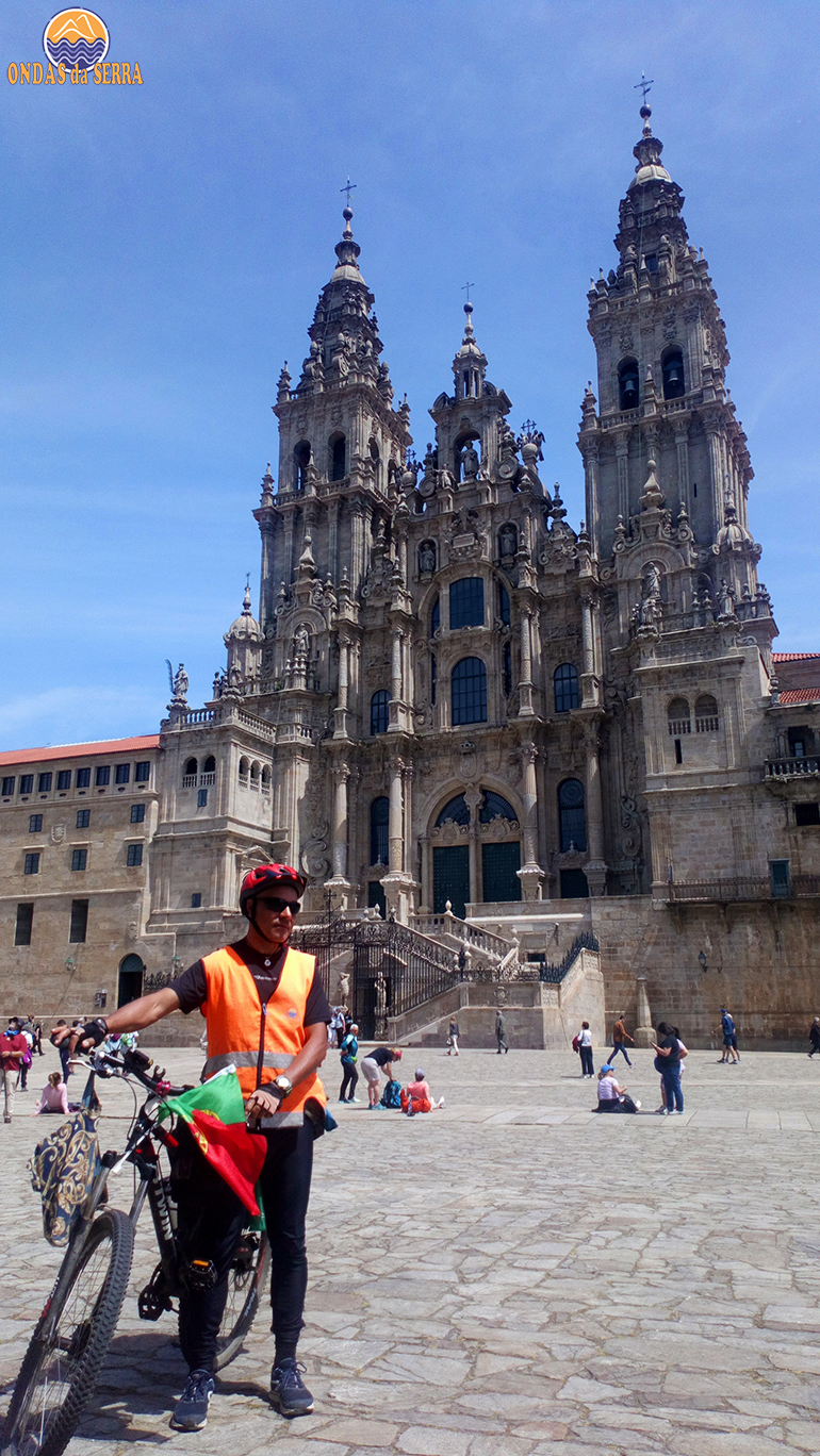 Sílvio Dias do Ondas da Serra, junto à Catedral de Santiago de Compostela