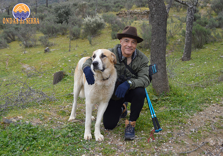 Sílvio Dias do Ondas da Serra com um cão de gado transmontano - PR14 - Rota das Amendoeiras - Torre de Moncorvo