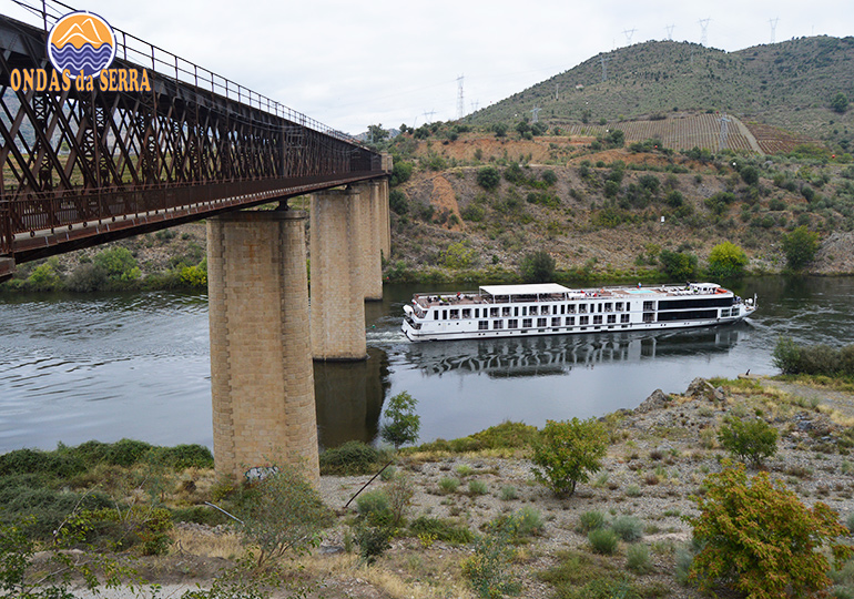 Cruzeiros no Rio Douro - passagem por baixo da Ponte Rodoviária e Ferroviária do Pocinho