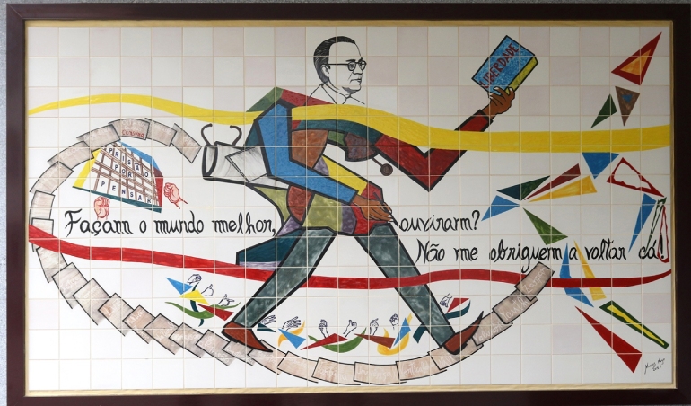 Painel de azulejos do escritor na Escola Secundária Dr. Mário Sacramento